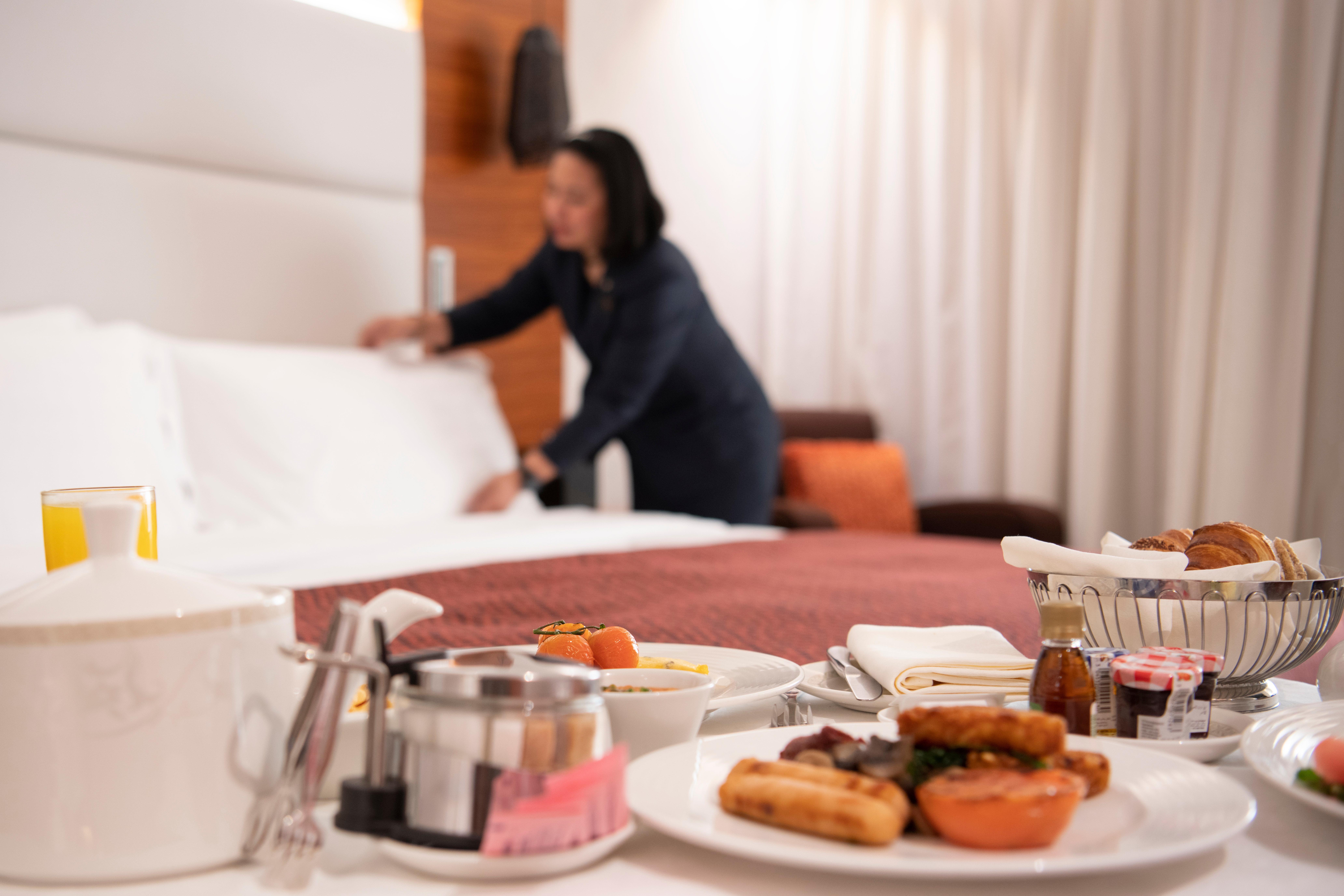 Intercontinental Bahrain, An Ihg Hotel Manama Extérieur photo A room maid making a bed