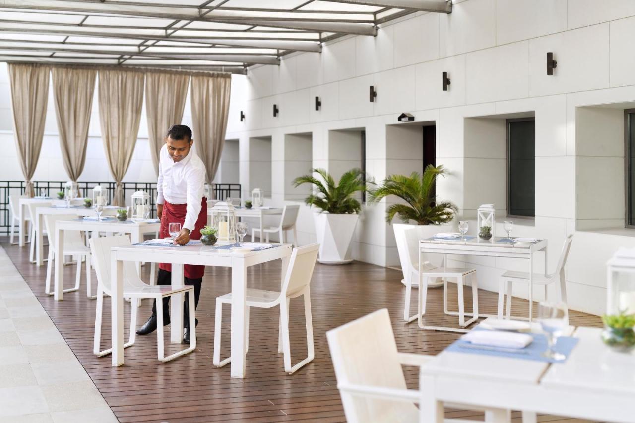 Intercontinental Bahrain, An Ihg Hotel Manama Extérieur photo A restaurant in a hotel