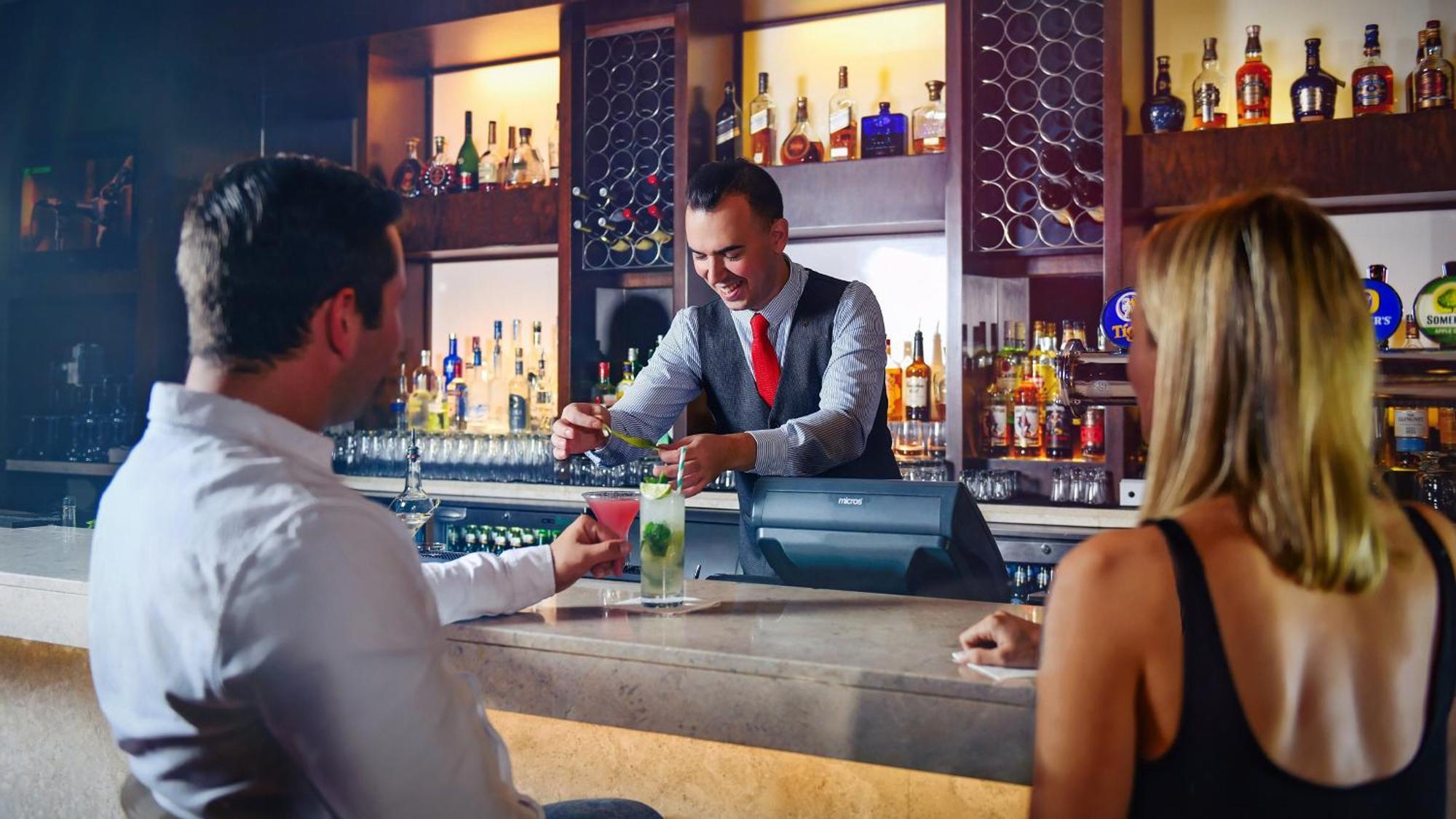 Intercontinental Bahrain, An Ihg Hotel Manama Extérieur photo A bartender at work
